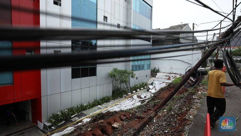 Pagar tembok di Pondok Aren, Kota Tangerang Selatan (Tangsel) ambruk usai diguyur hujan deras pada Kamis sore (1/12/2022). (CNBC Indonesia/Tri Susilo)