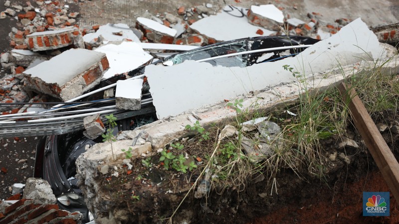 Pagar tembok di Pondok Aren, Kota Tangerang Selatan (Tangsel) ambruk usai diguyur hujan deras pada Kamis sore (1/12/2022). Pagar tembok di Pondok Aren, Kota Tangerang Selatan (Tangsel) ambruk usai diguyur hujan deras pada Kamis sore (1/12/2022). (CNBC Indonesia/Tri Susilo)
