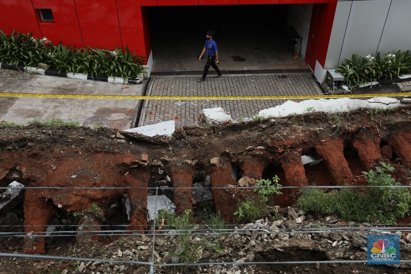 Pagar tembok di Pondok Aren, Kota Tangerang Selatan (Tangsel) ambruk usai diguyur hujan deras pada Kamis sore (1/12/2022). (CNBC Indonesia/Tri Susilo)