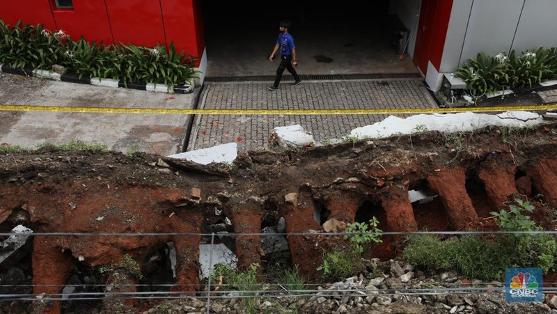 Pagar tembok di Pondok Aren, Kota Tangerang Selatan (Tangsel) ambruk usai diguyur hujan deras pada Kamis sore (1/12/2022). (CNBC Indonesia/Tri Susilo)