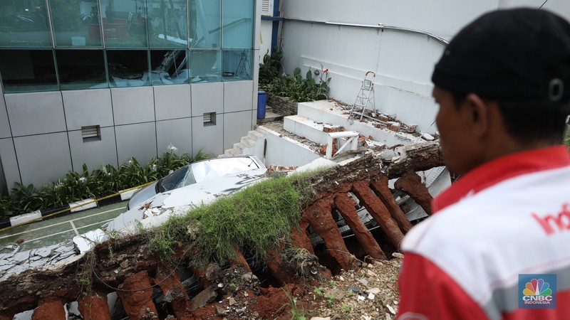 Pagar tembok di Pondok Aren, Kota Tangerang Selatan (Tangsel) ambruk usai diguyur hujan deras pada Kamis sore (1/12/2022). (CNBC Indonesia/Tri Susilo)