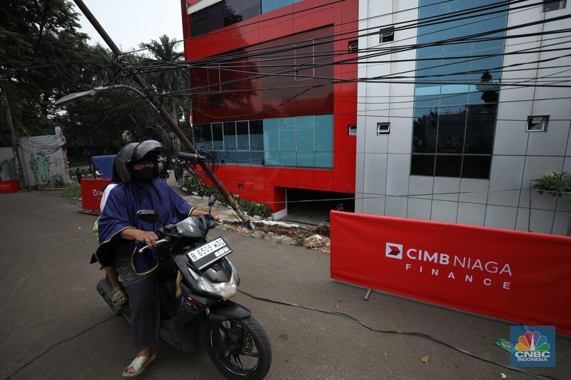 Pagar tembok di Pondok Aren, Kota Tangerang Selatan (Tangsel) ambruk usai diguyur hujan deras pada Kamis sore (1/12/2022). (CNBC Indonesia/Tri Susilo)