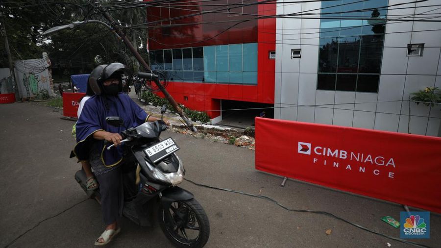Pagar tembok di Pondok Aren, Kota Tangerang Selatan (Tangsel) ambruk usai diguyur hujan deras pada Kamis sore (1/12/2022). (CNBC Indonesia/Tri Susilo)