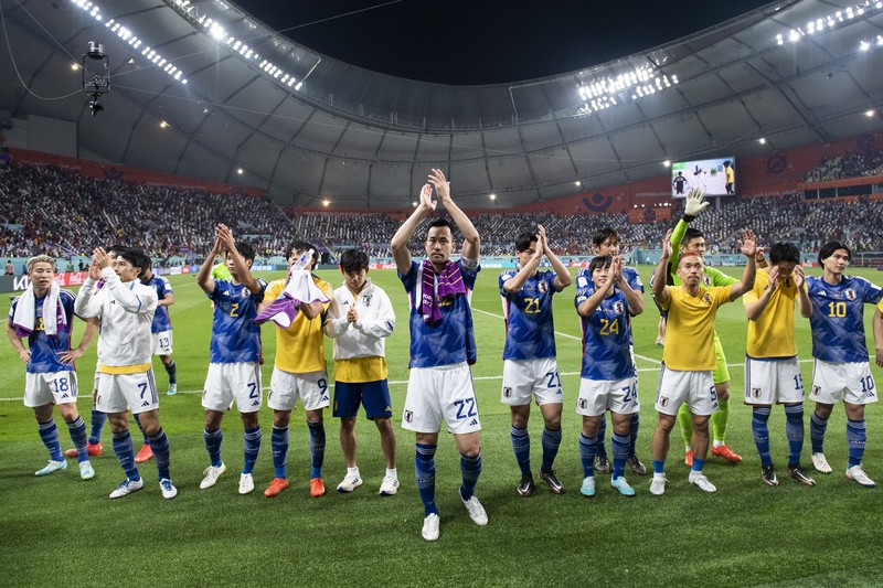 Unai Simon dari Spanyol mengawasi bola saat Kaoru Mitoma dari Jepang menyilangkan bola selama pertandingan Grup E Piala Dunia FIFA 2022 antara Jepang dan Spanyol di Stadion Internasional Khalifa pada 01 Desember 2022 di Doha, Qatar. Unai Simon dari Spanyol mengawasi bola saat Kaoru Mitoma dari Jepang menyilangkan bola selama pertandingan Grup E Piala Dunia FIFA 2022 antara Jepang dan Spanyol di Stadion Internasional Khalifa pada 01 Desember 2022 di Doha, Qatar. (Patrick Smith - FIFA/FIFA via Getty Images)