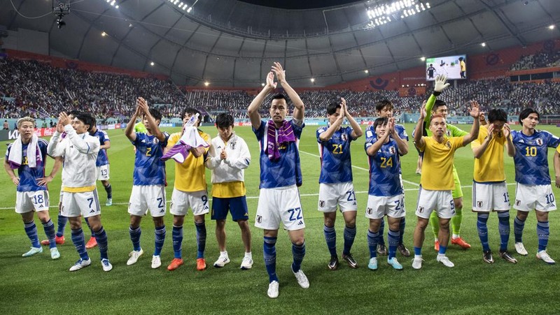 Unai Simon dari Spanyol mengawasi bola saat Kaoru Mitoma dari Jepang menyilangkan bola selama pertandingan Grup E Piala Dunia FIFA 2022 antara Jepang dan Spanyol di Stadion Internasional Khalifa pada 01 Desember 2022 di Doha, Qatar. (Patrick Smith - FIFA/FIFA via Getty Images)