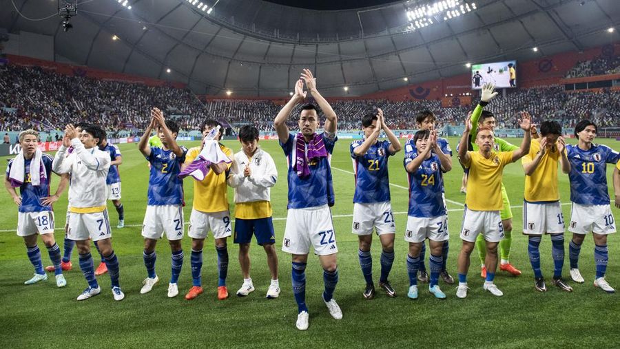 Para pemain Jepang merayakan kemenangan grup saat mereka memberi tepuk tangan kepada penggemar mereka di akhir pertandingan Grup E Piala Dunia FIFA 2022 antara Jepang dan Spanyol di Stadion Internasional Khalifa pada 1 Desember 2022 di Doha, Qatar.