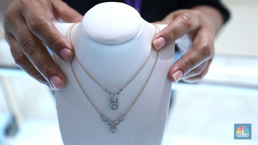Pengunjung mencoba sejumlah emas yang di jual di toko emas dikawasan Jakarta, Jumat (2/12/2022). Harga emas Logam Mulia produksi PT Aneka Tambang Tbk pada Kamis (1/12/2022) di butik emas LM Graha Dipta Pulo Gadung melonjak Rp10.000 per gram menjadi Rp991.000 per gram. (CNBC Indonesia/Tri Susilo)