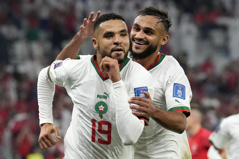 Pemain Kanada Jonathan Osorio (kiri) berebut bola dengan pemain Maroko, Romain Saiss selama pertandingan sepak bola grup F Piala Dunia antara Kanada dan Maroko di Stadion Al Thumama di Doha, Qatar, Kamis (1/12/2022). Maroko mengalahkan Kanada 2-1 dalam laga terakhir Grup F Piala Dunia 2022. Hasil ini mengantarkan Singa Atlas melaju ke 16 besar.  (AP Photo/Manu Fernandez)