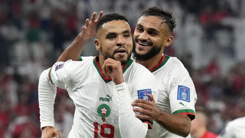 Pemain Kanada Jonathan Osorio (kiri) berebut bola dengan pemain Maroko, Romain Saiss selama pertandingan sepak bola grup F Piala Dunia antara Kanada dan Maroko di Stadion Al Thumama di Doha, Qatar, Kamis (1/12/2022). Maroko mengalahkan Kanada 2-1 dalam laga terakhir Grup F Piala Dunia 2022. Hasil ini mengantarkan Singa Atlas melaju ke 16 besar.  (AP Photo/Manu Fernandez)