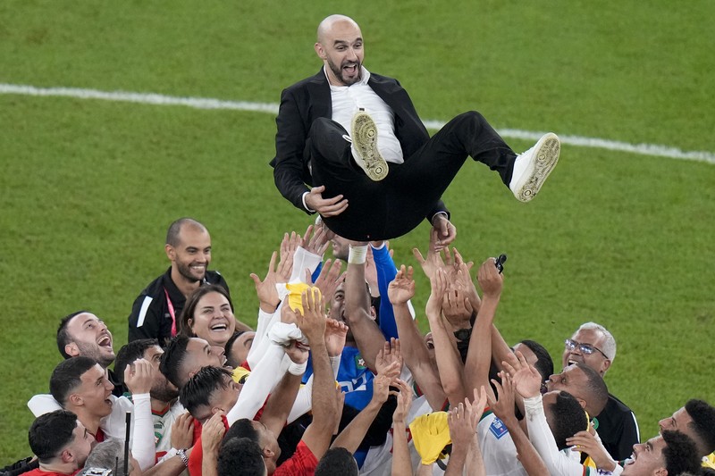 Pertandingan Grup F antara Kanada melawan Maroko dalam laga Piala Dunia FIFA Qatar 2022 di Stadion Al Thumama, Doha, Qatar Pemain Kanada Jonathan Osorio (kiri) berebut bola dengan pemain Maroko, Romain Saiss selama pertandingan sepak bola grup F Piala Dunia antara Kanada dan Maroko di Stadion Al Thumama di Doha, Qatar, Kamis (1/12/2022). Maroko mengalahkan Kanada 2-1 dalam laga terakhir Grup F Piala Dunia 2022. Hasil ini mengantarkan Singa Atlas melaju ke 16 besar. (AP Photo/Manu Fernandez)