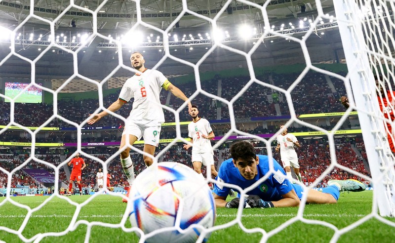 Pertandingan Grup F antara Kanada melawan Maroko dalam laga Piala Dunia FIFA Qatar 2022 di Stadion Al Thumama, Doha, Qatar Pemain Kanada Jonathan Osorio (kiri) berebut bola dengan pemain Maroko, Romain Saiss selama pertandingan sepak bola grup F Piala Dunia antara Kanada dan Maroko di Stadion Al Thumama di Doha, Qatar, Kamis (1/12/2022). Maroko mengalahkan Kanada 2-1 dalam laga terakhir Grup F Piala Dunia 2022. Hasil ini mengantarkan Singa Atlas melaju ke 16 besar. (AP Photo/Manu Fernandez)