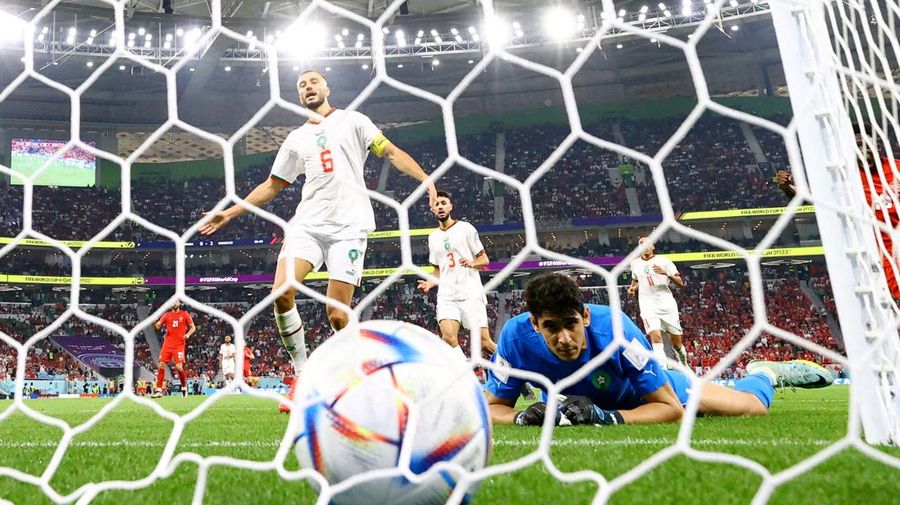 Pemain Kanada Jonathan Osorio (kiri) berebut bola dengan pemain Maroko, Romain Saiss selama pertandingan sepak bola grup F Piala Dunia antara Kanada dan Maroko di Stadion Al Thumama di Doha, Qatar, Kamis (1/12/2022). Maroko mengalahkan Kanada 2-1 dalam laga terakhir Grup F Piala Dunia 2022. Hasil ini mengantarkan Singa Atlas melaju ke 16 besar.  (AP Photo/Manu Fernandez)