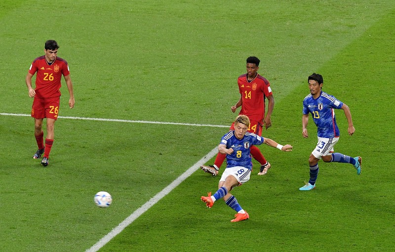 Unai Simon dari Spanyol mengawasi bola saat Kaoru Mitoma dari Jepang menyilangkan bola selama pertandingan Grup E Piala Dunia FIFA 2022 antara Jepang dan Spanyol di Stadion Internasional Khalifa pada 01 Desember 2022 di Doha, Qatar. Unai Simon dari Spanyol mengawasi bola saat Kaoru Mitoma dari Jepang menyilangkan bola selama pertandingan Grup E Piala Dunia FIFA 2022 antara Jepang dan Spanyol di Stadion Internasional Khalifa pada 01 Desember 2022 di Doha, Qatar. (Patrick Smith - FIFA/FIFA via Getty Images)