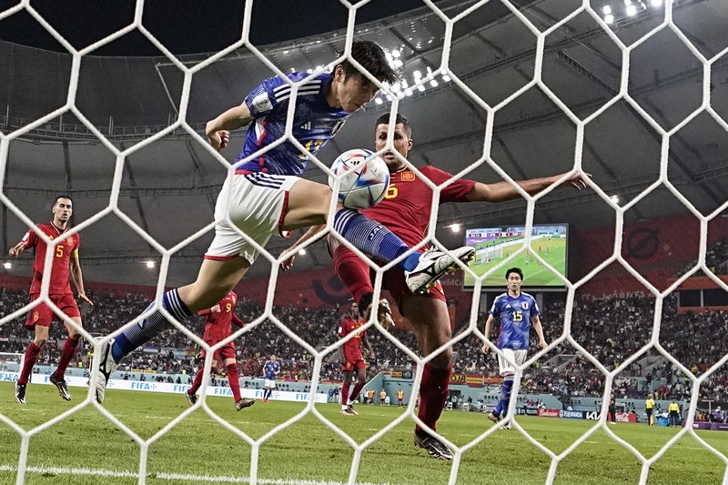 Pertandingan Grup F antara Kanada melawan Maroko dalam laga Piala Dunia FIFA Qatar 2022 di Stadion Al Thumama, Doha, Qatar Pemain Kanada Jonathan Osorio (kiri) berebut bola dengan pemain Maroko, Romain Saiss selama pertandingan sepak bola grup F Piala Dunia antara Kanada dan Maroko di Stadion Al Thumama di Doha, Qatar, Kamis (1/12/2022). Maroko mengalahkan Kanada 2-1 dalam laga terakhir Grup F Piala Dunia 2022. Hasil ini mengantarkan Singa Atlas melaju ke 16 besar. (AP Photo/Manu Fernandez)