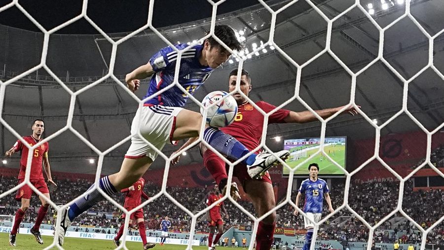 Pemain Kanada Jonathan Osorio (kiri) berebut bola dengan pemain Maroko, Romain Saiss selama pertandingan sepak bola grup F Piala Dunia antara Kanada dan Maroko di Stadion Al Thumama di Doha, Qatar, Kamis (1/12/2022). Maroko mengalahkan Kanada 2-1 dalam laga terakhir Grup F Piala Dunia 2022. Hasil ini mengantarkan Singa Atlas melaju ke 16 besar.  (AP Photo/Manu Fernandez)