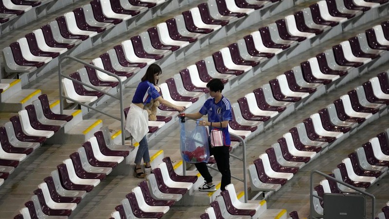 Pemain Kanada Jonathan Osorio (kiri) berebut bola dengan pemain Maroko, Romain Saiss selama pertandingan sepak bola grup F Piala Dunia antara Kanada dan Maroko di Stadion Al Thumama di Doha, Qatar, Kamis (1/12/2022). Maroko mengalahkan Kanada 2-1 dalam laga terakhir Grup F Piala Dunia 2022. Hasil ini mengantarkan Singa Atlas melaju ke 16 besar.  (AP Photo/Manu Fernandez)