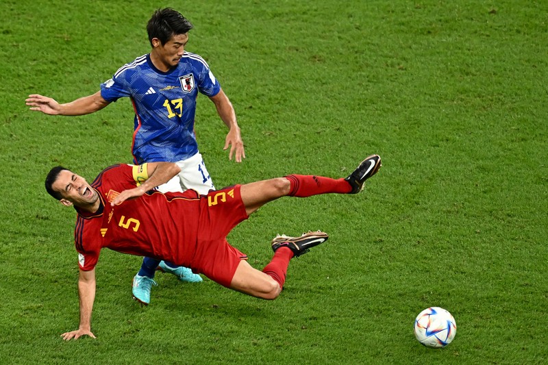 Pertandingan Grup F antara Kanada melawan Maroko dalam laga Piala Dunia FIFA Qatar 2022 di Stadion Al Thumama, Doha, Qatar Pemain Kanada Jonathan Osorio (kiri) berebut bola dengan pemain Maroko, Romain Saiss selama pertandingan sepak bola grup F Piala Dunia antara Kanada dan Maroko di Stadion Al Thumama di Doha, Qatar, Kamis (1/12/2022). Maroko mengalahkan Kanada 2-1 dalam laga terakhir Grup F Piala Dunia 2022. Hasil ini mengantarkan Singa Atlas melaju ke 16 besar. (AP Photo/Manu Fernandez)
