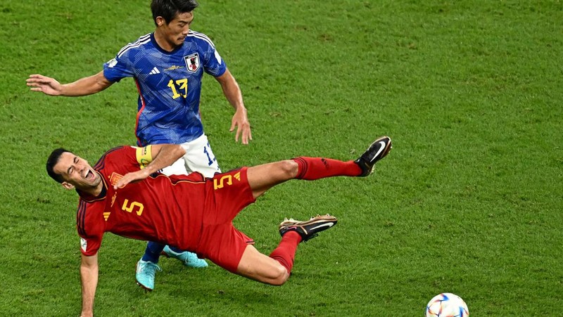Pemain Kanada Jonathan Osorio (kiri) berebut bola dengan pemain Maroko, Romain Saiss selama pertandingan sepak bola grup F Piala Dunia antara Kanada dan Maroko di Stadion Al Thumama di Doha, Qatar, Kamis (1/12/2022). Maroko mengalahkan Kanada 2-1 dalam laga terakhir Grup F Piala Dunia 2022. Hasil ini mengantarkan Singa Atlas melaju ke 16 besar.  (AP Photo/Manu Fernandez)