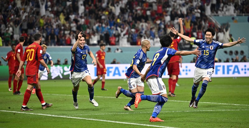 Pertandingan Grup F antara Kanada melawan Maroko dalam laga Piala Dunia FIFA Qatar 2022 di Stadion Al Thumama, Doha, Qatar Pemain Kanada Jonathan Osorio (kiri) berebut bola dengan pemain Maroko, Romain Saiss selama pertandingan sepak bola grup F Piala Dunia antara Kanada dan Maroko di Stadion Al Thumama di Doha, Qatar, Kamis (1/12/2022). Maroko mengalahkan Kanada 2-1 dalam laga terakhir Grup F Piala Dunia 2022. Hasil ini mengantarkan Singa Atlas melaju ke 16 besar. (AP Photo/Manu Fernandez)