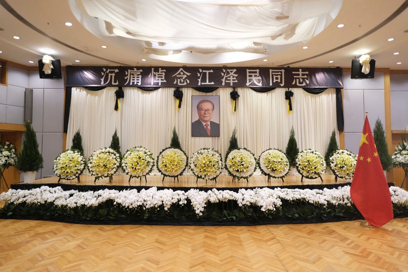 Karangan bunga yang ditempatkan oleh pelayat terlihat di luar rumah tua mantan pemimpin Tiongkok Jiang Zemin, yang meninggal pada 30 November, di Yangzhou pada 1 Desember 2022. Karangan bunga yang ditempatkan oleh pelayat terlihat di luar rumah tua mantan pemimpin Tiongkok Jiang Zemin, yang meninggal pada 30 November, di Yangzhou pada 1 Desember 2022. - Mantan pemimpin Tiongkok Jiang Zemin meninggal pada 30 November pada usia 96 tahun, negara bagian media melaporkan, memujinya sebagai seorang revolusioner komunis hebat yang membantu memadamkan protes pro-demokrasi tahun 1989. (STR/AFP via Getty Images)