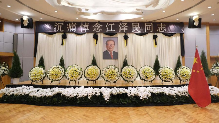 Karangan bunga yang ditempatkan oleh pelayat terlihat di luar rumah tua mantan pemimpin Tiongkok Jiang Zemin, yang meninggal pada 30 November, di Yangzhou pada 1 Desember 2022. - Mantan pemimpin Tiongkok Jiang Zemin meninggal pada 30 November pada usia 96 tahun, negara bagian media melaporkan, memujinya sebagai seorang revolusioner komunis hebat yang membantu memadamkan protes pro-demokrasi tahun 1989. (STR/AFP via Getty Images)