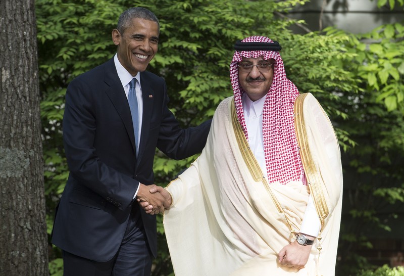 Menteri Pertahanan Saudi Mohamed bin Salman (kiri) berbicara dengan Putra Mahkota dan Menteri Dalam Negeri Mohammed bin Nayef selama KTT Dewan Kerjasama Teluk (GCC) ke-136, di ibu kota Saudi, Riyadh, pada 9 Desember 2015. Raja-raja Teluk mulai tiba di Arab Saudi untuk KTT tahunan, menghadapi tantangan termasuk anjloknya pendapatan minyak, perang di Yaman, tekanan untuk perdamaian di Suriah dan tanda-tanda perpecahan regional. (FAYEZ NURELDINE/AFP via Getty Images)