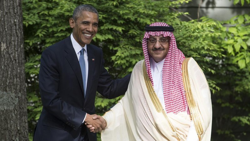 Menteri Pertahanan Saudi Mohamed bin Salman (kiri) berbicara dengan Putra Mahkota dan Menteri Dalam Negeri Mohammed bin Nayef selama KTT Dewan Kerjasama Teluk (GCC) ke-136, di ibu kota Saudi, Riyadh, pada 9 Desember 2015. Raja-raja Teluk mulai tiba di Arab Saudi untuk KTT tahunan, menghadapi tantangan termasuk anjloknya pendapatan minyak, perang di Yaman, tekanan untuk perdamaian di Suriah dan tanda-tanda perpecahan regional. (FAYEZ NURELDINE/AFP via Getty Images)