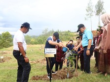 Lestarikan Lingkungan, PTBA Tanam Ratusan Pohon di Sawahlunto