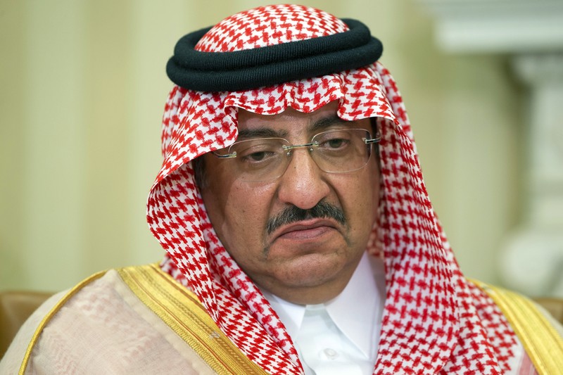Menteri Pertahanan Saudi Mohamed bin Salman (kiri) berbicara dengan Putra Mahkota dan Menteri Dalam Negeri Mohammed bin Nayef selama KTT Dewan Kerjasama Teluk (GCC) ke-136, di ibu kota Saudi, Riyadh, pada 9 Desember 2015. Raja-raja Teluk mulai tiba di Arab Saudi untuk KTT tahunan, menghadapi tantangan termasuk anjloknya pendapatan minyak, perang di Yaman, tekanan untuk perdamaian di Suriah dan tanda-tanda perpecahan regional. (FAYEZ NURELDINE/AFP via Getty Images)