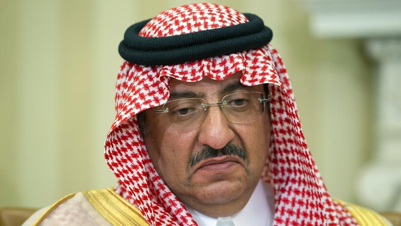 Menteri Pertahanan Saudi Mohamed bin Salman (kiri) berbicara dengan Putra Mahkota dan Menteri Dalam Negeri Mohammed bin Nayef selama KTT Dewan Kerjasama Teluk (GCC) ke-136, di ibu kota Saudi, Riyadh, pada 9 Desember 2015. Raja-raja Teluk mulai tiba di Arab Saudi untuk KTT tahunan, menghadapi tantangan termasuk anjloknya pendapatan minyak, perang di Yaman, tekanan untuk perdamaian di Suriah dan tanda-tanda perpecahan regional. (FAYEZ NURELDINE/AFP via Getty Images)