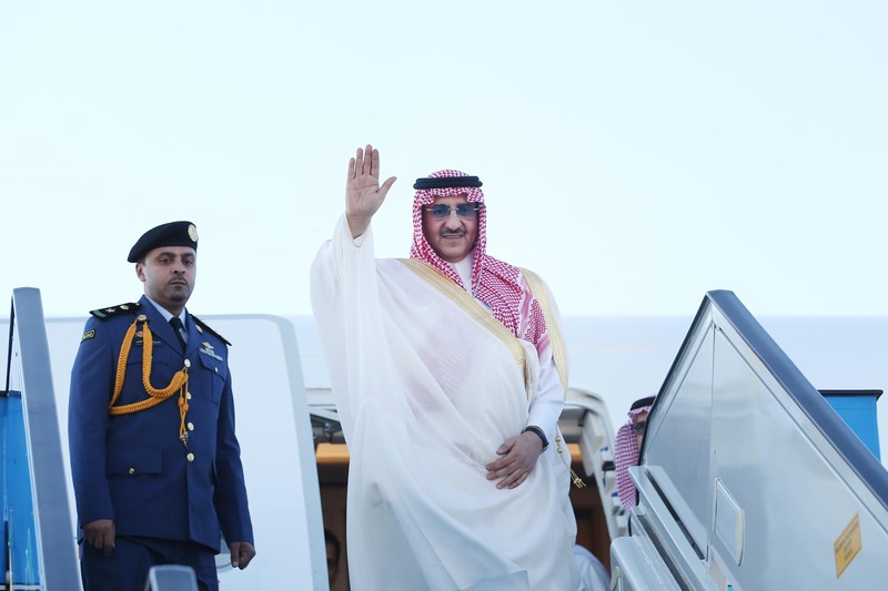 Menteri Pertahanan Saudi Mohamed bin Salman (kiri) berbicara dengan Putra Mahkota dan Menteri Dalam Negeri Mohammed bin Nayef selama KTT Dewan Kerjasama Teluk (GCC) ke-136, di ibu kota Saudi, Riyadh, pada 9 Desember 2015. Raja-raja Teluk mulai tiba di Arab Saudi untuk KTT tahunan, menghadapi tantangan termasuk anjloknya pendapatan minyak, perang di Yaman, tekanan untuk perdamaian di Suriah dan tanda-tanda perpecahan regional. (FAYEZ NURELDINE/AFP via Getty Images)