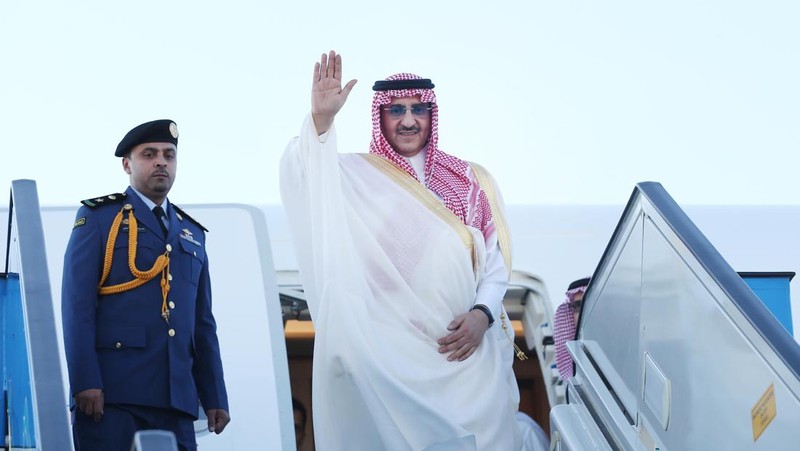 Menteri Pertahanan Saudi Mohamed bin Salman (kiri) berbicara dengan Putra Mahkota dan Menteri Dalam Negeri Mohammed bin Nayef selama KTT Dewan Kerjasama Teluk (GCC) ke-136, di ibu kota Saudi, Riyadh, pada 9 Desember 2015. Raja-raja Teluk mulai tiba di Arab Saudi untuk KTT tahunan, menghadapi tantangan termasuk anjloknya pendapatan minyak, perang di Yaman, tekanan untuk perdamaian di Suriah dan tanda-tanda perpecahan regional. (FAYEZ NURELDINE/AFP via Getty Images)