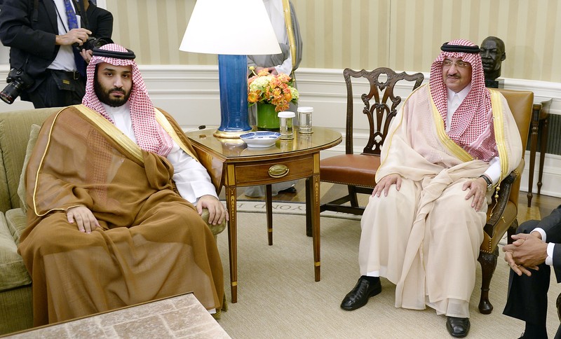 Menteri Pertahanan Saudi Mohamed bin Salman (kiri) berbicara dengan Putra Mahkota dan Menteri Dalam Negeri Mohammed bin Nayef Menteri Pertahanan Saudi Mohamed bin Salman (kiri) berbicara dengan Putra Mahkota dan Menteri Dalam Negeri Mohammed bin Nayef selama KTT Dewan Kerjasama Teluk (GCC) ke-136, di ibu kota Saudi, Riyadh, pada 9 Desember 2015. Raja-raja Teluk mulai tiba di Arab Saudi untuk KTT tahunan, menghadapi tantangan termasuk anjloknya pendapatan minyak, perang di Yaman, tekanan untuk perdamaian di Suriah dan tanda-tanda perpecahan regional. (FAYEZ NURELDINE/AFP via Getty Images)