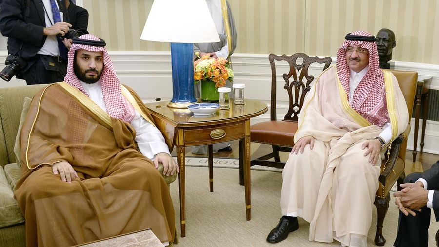 Menteri Pertahanan Saudi Mohamed bin Salman (kiri) berbicara dengan Putra Mahkota dan Menteri Dalam Negeri Mohammed bin Nayef selama KTT Dewan Kerjasama Teluk (GCC) ke-136, di ibu kota Saudi, Riyadh, pada 9 Desember 2015. Raja-raja Teluk mulai tiba di Arab Saudi untuk KTT tahunan, menghadapi tantangan termasuk anjloknya pendapatan minyak, perang di Yaman, tekanan untuk perdamaian di Suriah dan tanda-tanda perpecahan regional. (FAYEZ NURELDINE/AFP via Getty Images)