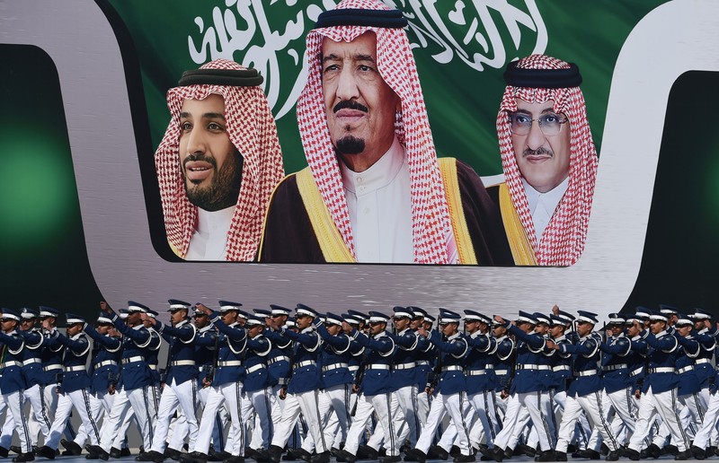 Menteri Pertahanan Saudi Mohamed bin Salman (kiri) berbicara dengan Putra Mahkota dan Menteri Dalam Negeri Mohammed bin Nayef Menteri Pertahanan Saudi Mohamed bin Salman (kiri) berbicara dengan Putra Mahkota dan Menteri Dalam Negeri Mohammed bin Nayef selama KTT Dewan Kerjasama Teluk (GCC) ke-136, di ibu kota Saudi, Riyadh, pada 9 Desember 2015. Raja-raja Teluk mulai tiba di Arab Saudi untuk KTT tahunan, menghadapi tantangan termasuk anjloknya pendapatan minyak, perang di Yaman, tekanan untuk perdamaian di Suriah dan tanda-tanda perpecahan regional. (FAYEZ NURELDINE/AFP via Getty Images)