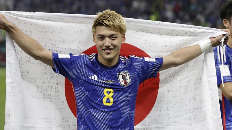 Ritsu Doan dari Jepang dengan bendera merayakan setelah memenangkan pertandingan Grup E Piala Dunia FIFA 2022 antara Jepang dan Spanyol di Stadion Internasional Khalifa pada 01 Desember 2022 di Doha, Qatar. (Richard Sellers/Getty Images)
