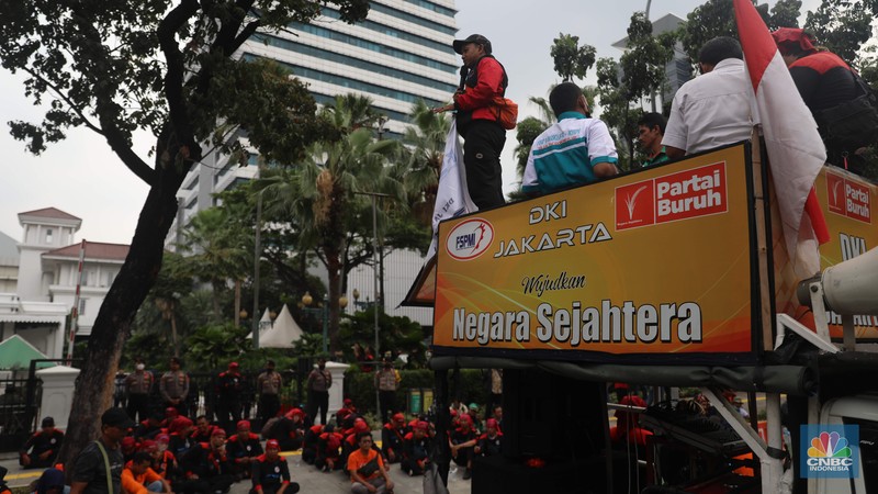 Sejumlah elemen buruh melakukan aksi demonstrasi di Kantor Balai Kota, Jakarta Pusat, Jumat (2/12/2022). Para buruh menuntut kenaikan upah minimum provinsi (UMP) DKI Jakarta. (CNBC Indonesia/ Muhammad Sabki)