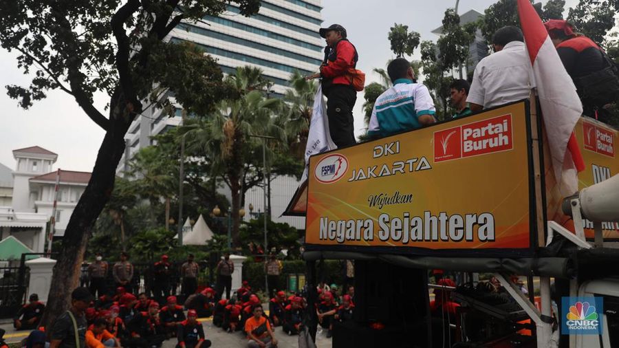 Sejumlah elemen buruh melakukan aksi demonstrasi di Kantor Balai Kota, Jakarta Pusat, Jumat (2/12/2022). Para buruh menuntut kenaikan upah minimum provinsi (UMP) DKI Jakarta. (CNBC Indonesia/ Muhammad Sabki)