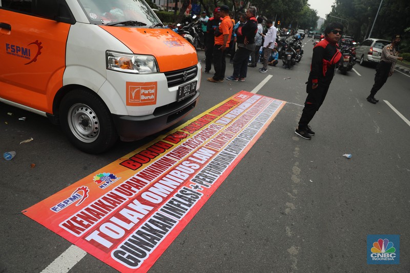 Sejumlah elemen buruh melakukan aksi demonstrasi di Kantor Balai Kota, Jakarta Pusat, Jumat (2/12/2022). Para buruh menuntut kenaikan upah minimum provinsi (UMP) DKI Jakarta. (CNBC Indonesia/ Muhammad Sabki)