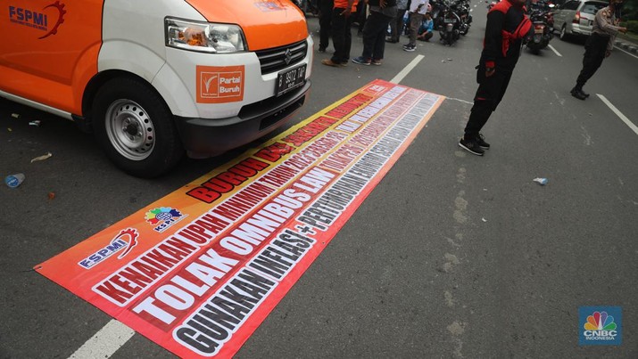 Sejumlah elemen buruh melakukan aksi demonstrasi di Kantor Balai Kota, Jakarta Pusat, Jumat (2/12/2022). Sejumlah elemen buruh melakukan aksi demonstrasi di Kantor Balai Kota, Jakarta Pusat, Jumat (2/12/2022). Para buruh menuntut kenaikan upah minimum provinsi (UMP) DKI Jakarta. (CNBC Indonesia/ Muhammad Sabki)