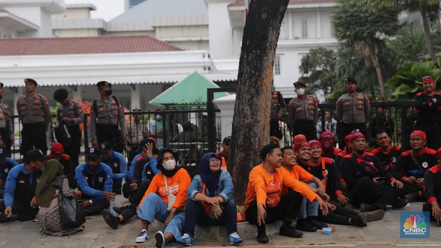 Sejumlah elemen buruh melakukan aksi demonstrasi di Kantor Balai Kota, Jakarta Pusat, Jumat (2/12/2022). Para buruh menuntut kenaikan upah minimum provinsi (UMP) DKI Jakarta. (CNBC Indonesia/ Muhammad Sabki)