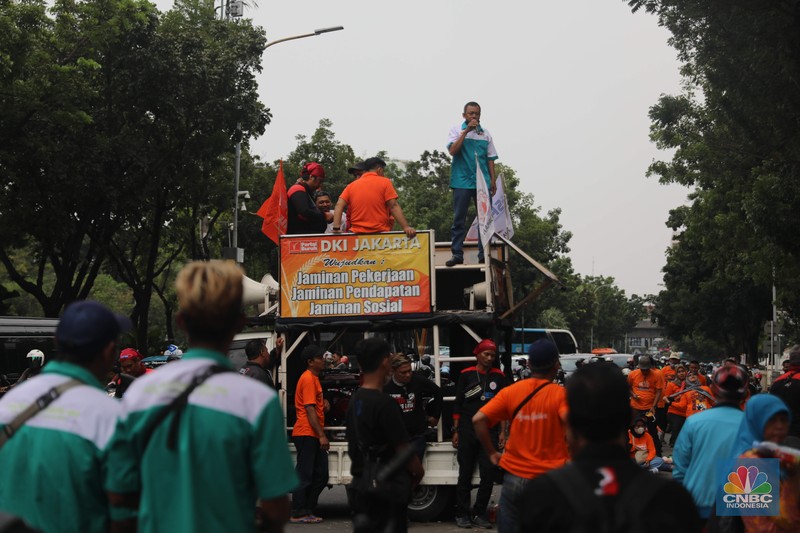 Sejumlah elemen buruh melakukan aksi demonstrasi di Kantor Balai Kota, Jakarta Pusat, Jumat (2/12/2022). Sejumlah elemen buruh melakukan aksi demonstrasi di Kantor Balai Kota, Jakarta Pusat, Jumat (2/12/2022). Para buruh menuntut kenaikan upah minimum provinsi (UMP) DKI Jakarta. (CNBC Indonesia/ Muhammad Sabki)
