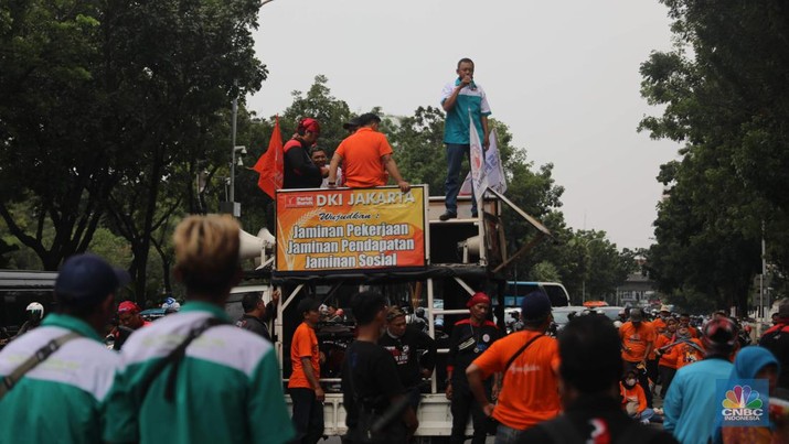 Sejumlah elemen buruh melakukan aksi demonstrasi di Kantor Balai Kota, Jakarta Pusat, Jumat (2/12/2022). Sejumlah elemen buruh melakukan aksi demonstrasi di Kantor Balai Kota, Jakarta Pusat, Jumat (2/12/2022). Para buruh menuntut kenaikan upah minimum provinsi (UMP) DKI Jakarta. (CNBC Indonesia/ Muhammad Sabki)