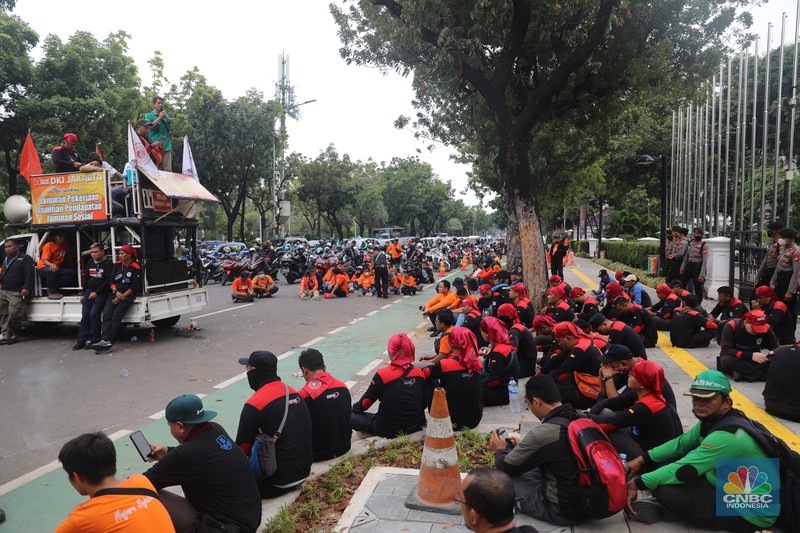 Sejumlah elemen buruh melakukan aksi demonstrasi di Kantor Balai Kota, Jakarta Pusat, Jumat (2/12/2022). Para buruh menuntut kenaikan upah minimum provinsi (UMP) DKI Jakarta. (CNBC Indonesia/ Muhammad Sabki)