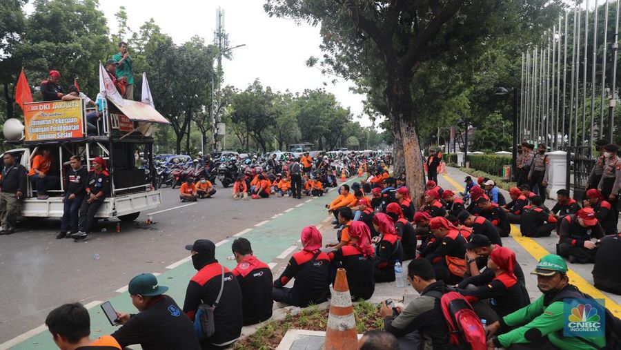 Sejumlah elemen buruh melakukan aksi demonstrasi di Kantor Balai Kota, Jakarta Pusat, Jumat (2/12/2022). Para buruh menuntut kenaikan upah minimum provinsi (UMP) DKI Jakarta. (վ/ Muhammad Sabki)