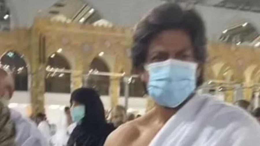 Shah Rukh Khan umrah. (Tangkapan layar via twitter @teamsrkfc)