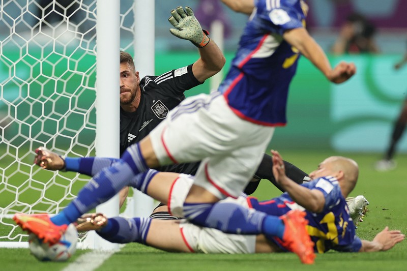 Unai Simon dari Spanyol mengawasi bola saat Kaoru Mitoma dari Jepang menyilangkan bola selama pertandingan Grup E Piala Dunia FIFA 2022 antara Jepang dan Spanyol di Stadion Internasional Khalifa pada 01 Desember 2022 di Doha, Qatar. Unai Simon dari Spanyol mengawasi bola saat Kaoru Mitoma dari Jepang menyilangkan bola selama pertandingan Grup E Piala Dunia FIFA 2022 antara Jepang dan Spanyol di Stadion Internasional Khalifa pada 01 Desember 2022 di Doha, Qatar. (Patrick Smith - FIFA/FIFA via Getty Images)