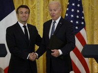 Biden & Macron Bertemu 'Empat Mata', Ini yang Dibahas