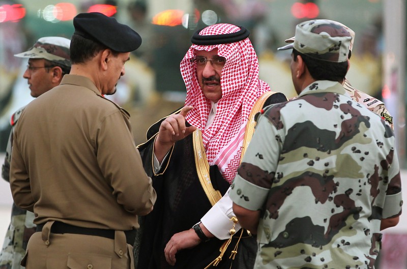Menteri Pertahanan Saudi Mohamed bin Salman (kiri) berbicara dengan Putra Mahkota dan Menteri Dalam Negeri Mohammed bin Nayef Menteri Pertahanan Saudi Mohamed bin Salman (kiri) berbicara dengan Putra Mahkota dan Menteri Dalam Negeri Mohammed bin Nayef selama KTT Dewan Kerjasama Teluk (GCC) ke-136, di ibu kota Saudi, Riyadh, pada 9 Desember 2015. Raja-raja Teluk mulai tiba di Arab Saudi untuk KTT tahunan, menghadapi tantangan termasuk anjloknya pendapatan minyak, perang di Yaman, tekanan untuk perdamaian di Suriah dan tanda-tanda perpecahan regional. (FAYEZ NURELDINE/AFP via Getty Images)