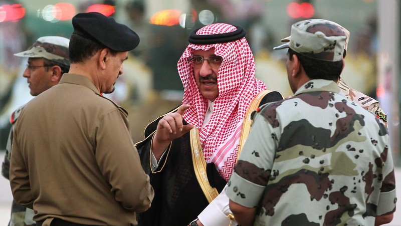Menteri Pertahanan Saudi Mohamed bin Salman (kiri) berbicara dengan Putra Mahkota dan Menteri Dalam Negeri Mohammed bin Nayef selama KTT Dewan Kerjasama Teluk (GCC) ke-136, di ibu kota Saudi, Riyadh, pada 9 Desember 2015. Raja-raja Teluk mulai tiba di Arab Saudi untuk KTT tahunan, menghadapi tantangan termasuk anjloknya pendapatan minyak, perang di Yaman, tekanan untuk perdamaian di Suriah dan tanda-tanda perpecahan regional. (FAYEZ NURELDINE/AFP via Getty Images)